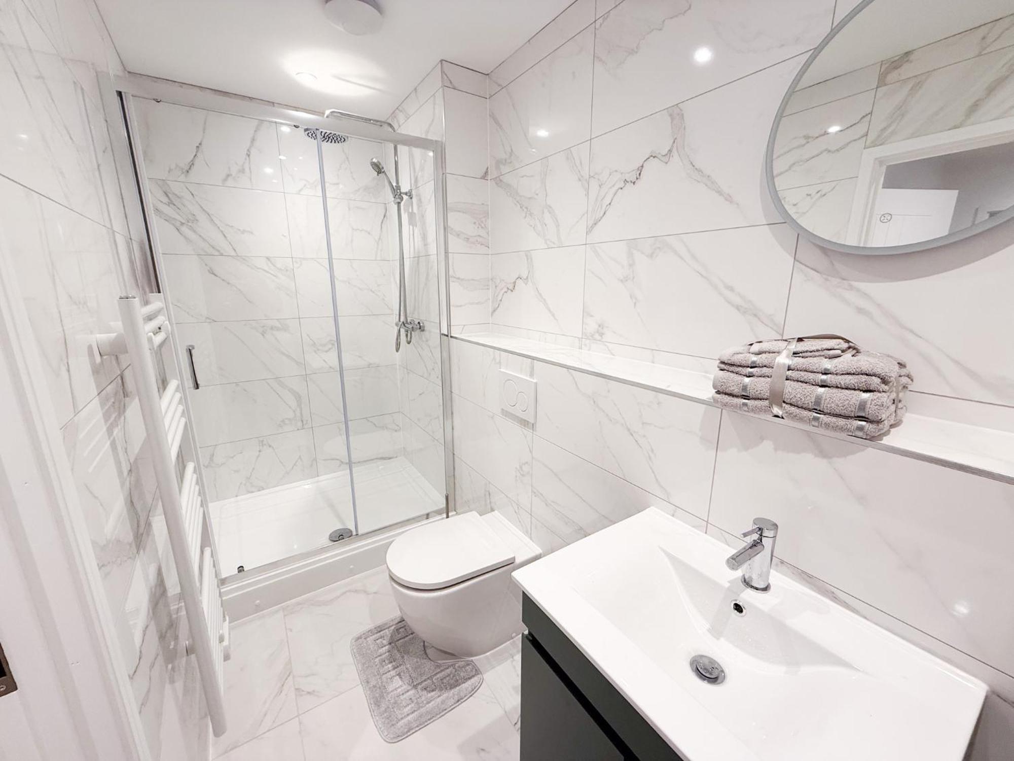 Spacious Modern 1 Bed Apartments In St Neots - Perfect For Contractors & Professionals - Free Parking - Wifi - Fully Equipped Kitchen - Smart Tv Ideal For Work Stays And Long Projects Εξωτερικό φωτογραφία